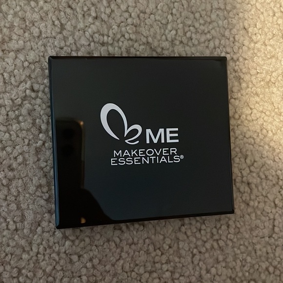 Makeover essentials eye shadow palette - Picture 3 of 5